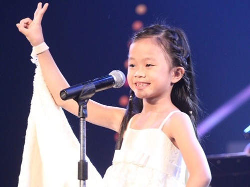 Cô bé 8 tuổi tự tin hát 'Con cò' của Tùng Dương