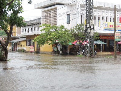 Thành phố Đồng Hới tê liệt sau trận mưa to