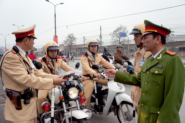 Thượng tá An Thanh Bình (áo xanh) trao đổi nghiệp vụ với các chiến sỹ CSGT
