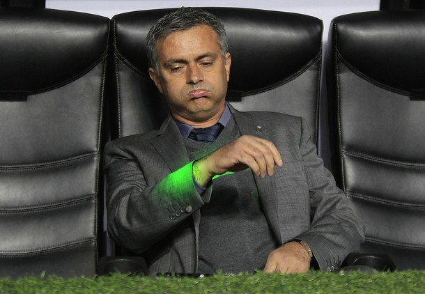 Trở lại San Siro, Mourinho bị tấn công bằng tia laser
