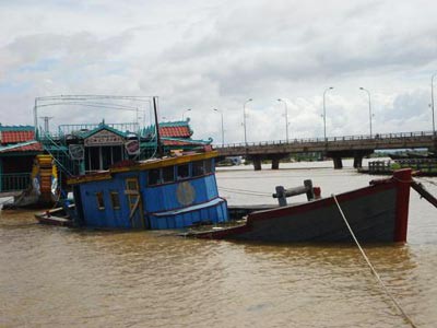 Tàu mắc cạn ở Nha Trang có thể chìm