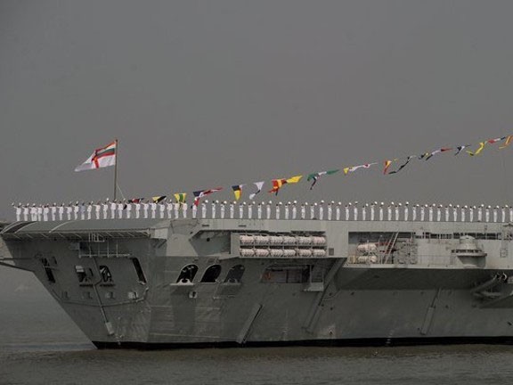 Lính hải quân đứng quanh tàu sân bay INS Vikrant trong lễ hạ thủy