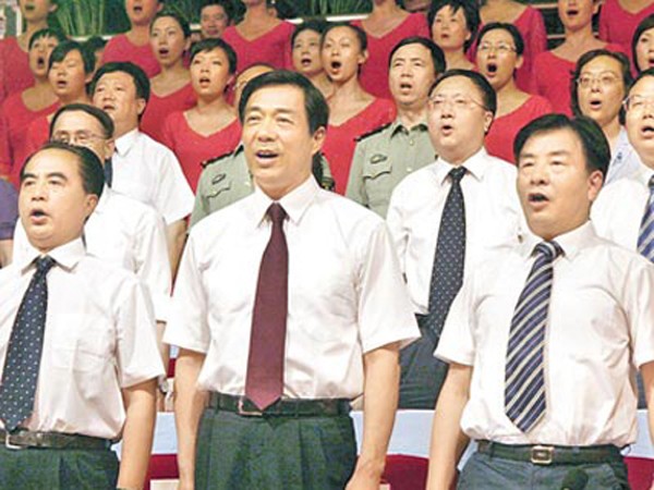 Bạc Hy Lai (giữa) cùng các quan chức Trùng Khánh hát những bài hát cách mạng. Ảnh: CNS