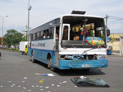 TT-Huế: Xe chở hơn 40 học sinh tiểu học gặp nạn