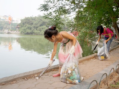 Một em nhỏ của nhóm nhặt rác bên hồ Gươm
