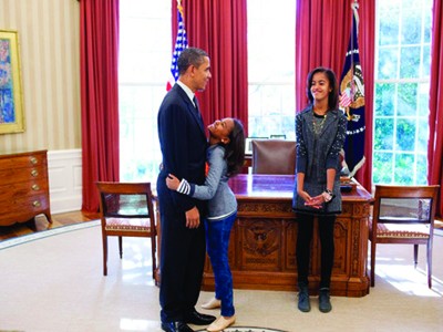 Tổng thống Barack Obama và hai con gái tại Nhà Trắng Ảnh: Pete Souza