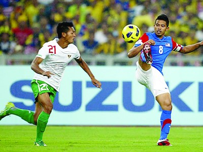 Tiền đạo Malaysia nhảy múa trước hậu vệ Indonesia ở trận chung kết lượt đi