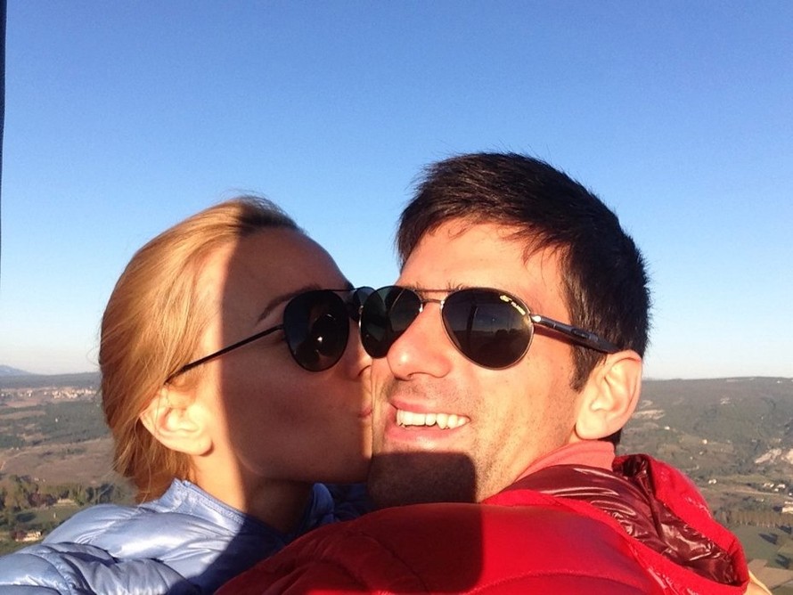 Djokovic tình tứ bên cô vợ sắp cưới