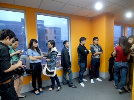 Nhiều học sinh, sinh viên đến Trung tâm Raffles Hà Nội đòi tiền. Ảnh: Minh Đức