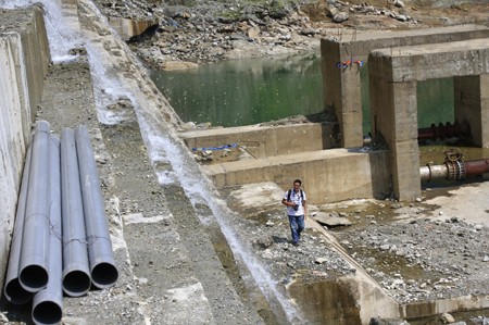 Đập thủy điện Sông Tranh 2: Nước vẫn tuôn chảy