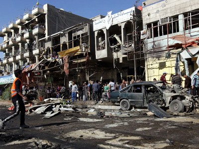 Cảnh hoang tàn sau vụ đánh bom bằng ôtô gài bom ở quận Al-Mashtal, thủ đô Baghdad. Một loạt vụ đánh bom liên hoàn đã xảy ra tại nhiều quận của người Shiite khắp Baghdad lẫn phía nam ngoại ô thủ đô Iraq trong ngày..