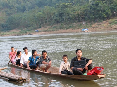 Học sinh xã Trung Sơn, huyện Quan Hóa hằng ngày phải đến trường trên những chuyến đò ngang không phép