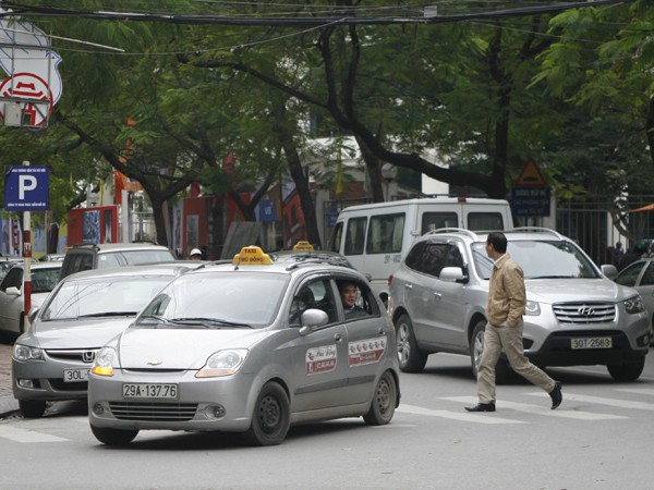 Bãi đô xe gây ách tắc giao thông tại phố Hoa Lư