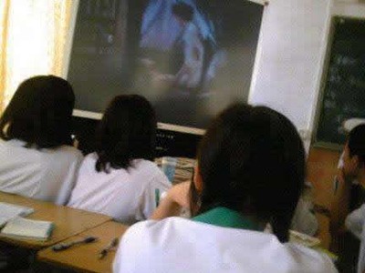 Sốc với cảnh học sinh xem phim sex 3D trên lớp