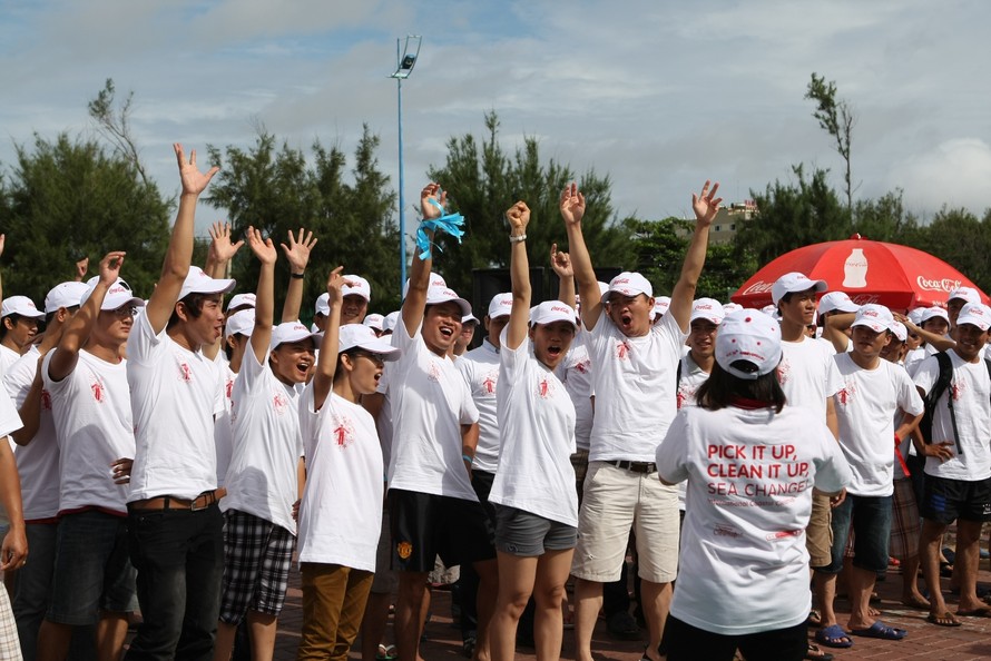 Bạn trẻ cùng “Làm sạch bãi biển quốc tế” tại Việt Nam