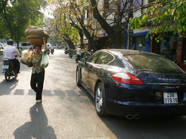 Hệ lụy xăng tăng giá với người nghèo