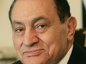 Cựu tổng thống Ai Cập ra tòa trong lồng sắt