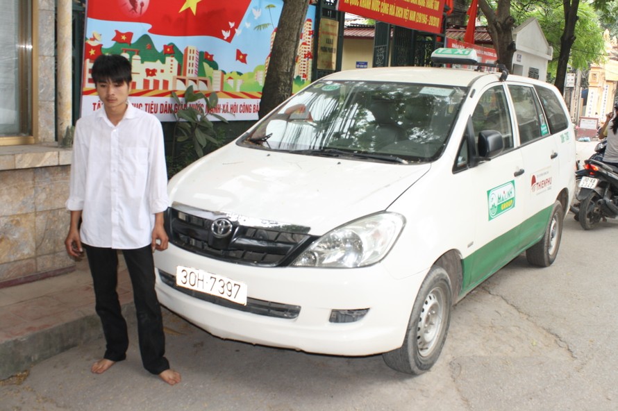 Vui va chiếc xe taxi tại Công an phường Kim Liên