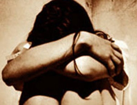 Thiếu nữ bị hiếp dâm tập thể trong lùm chuối bỏ hoang