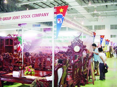 Một góc quầy hàng TCMN của Cty CP tập đoàn đầu tư Việt Phương (Hà Nội) tại Hội chợ thương mại Việt – Lào (Vientian tháng 11 năm 2009)