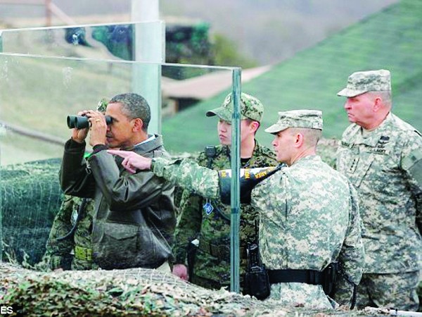 Ông Obama tại khu phi quân sự ngày 25-3 Ảnh: Getty Images