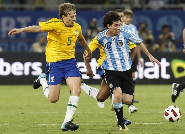 Messi 'nổ súng', Argentina vượt qua Brazil
