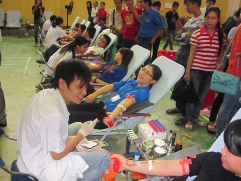 Thanh niên Hà Tĩnh hiến máu tình nguyện