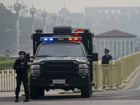 Xe cảnh sát trước Quảng trường Thiên An Môn