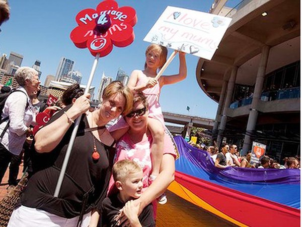 Cặp “les” Lisa Saffery và Michele Saffery cùng hai con giương biểu ngữ “Hôn nhân cho các bà mẹ”… tại Sydney