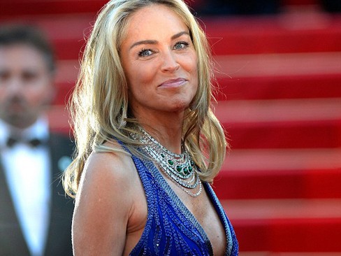 'U60' Sharon Stone tự tin khoe ngực ở LHP Cannes