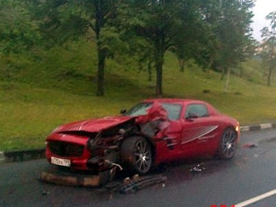Siêu xe tám tỷ Mercedes-Benz SLS AMG gặp nạn tại Nga