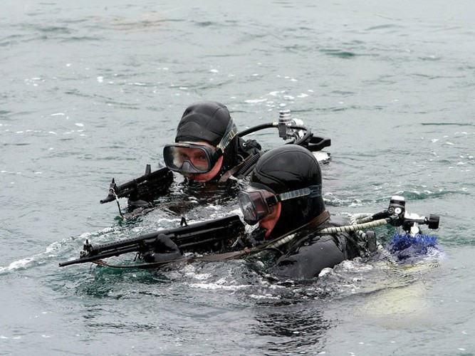 Xem đặc nhiệm 'Navy SEALs Nga' chiến đấu dưới nước