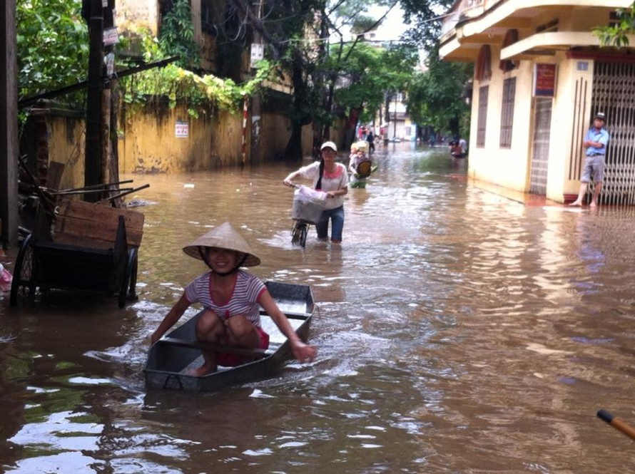 Người Hà Nội đi thuyền trên phố