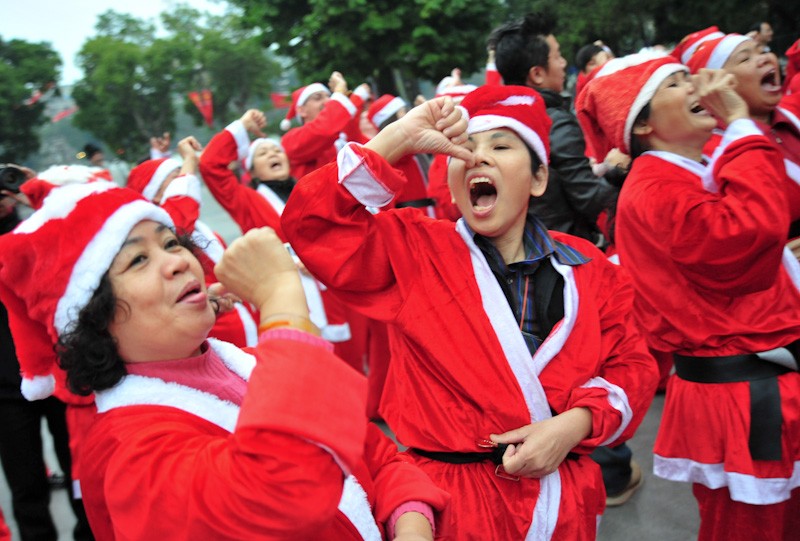 Cười thả ga với 200 'ông, bà già Noel'