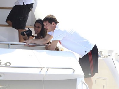 Messi đi biển cùng bạn gái