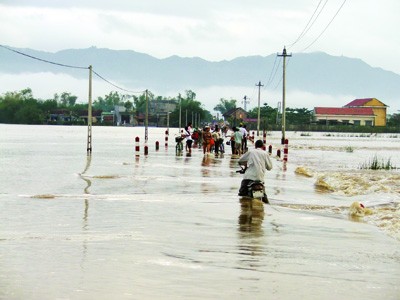 Xã Hòa Thịnh (Tây Hòa, Phú Yên) ngập chìm trong lũ
