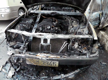 Hà Nội: Xe Mercedes bất ngờ bốc cháy trên phố