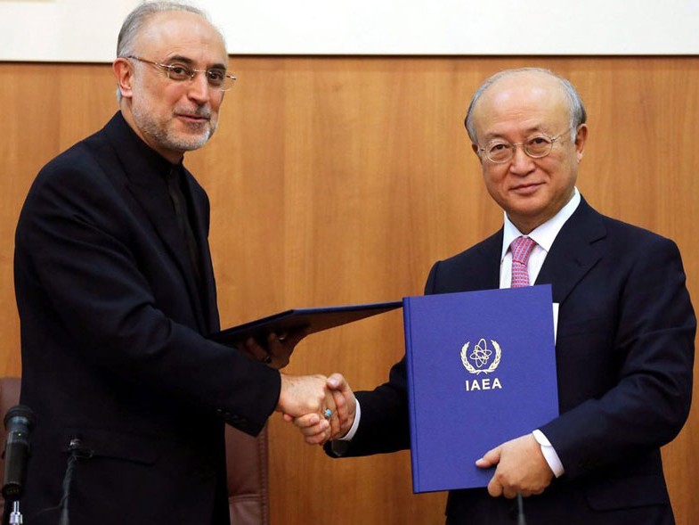 Ông Ali-Akbar Salehi (bên trái), người đứng đầu Tổ chức Năng lượng Nguyên tử Iran bawts tay ông Yukiya Amano, Tổng giám đốc IAEA sau khi kí kết thỏa thuận hôm 11/11 tại Tehran