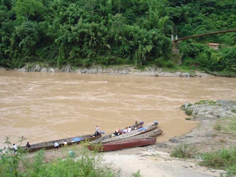 Sáng sớm 15-1, sông Hồng tại Lào Cai có lũ dị thường. Ảnh: LMH