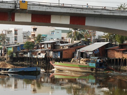 Khu 'ổ chuột' ven sông Sài Gòn