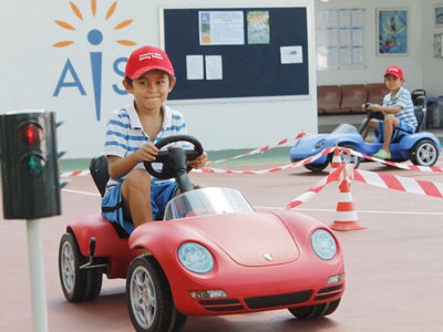 Học sinh Việt tập lái Porsche