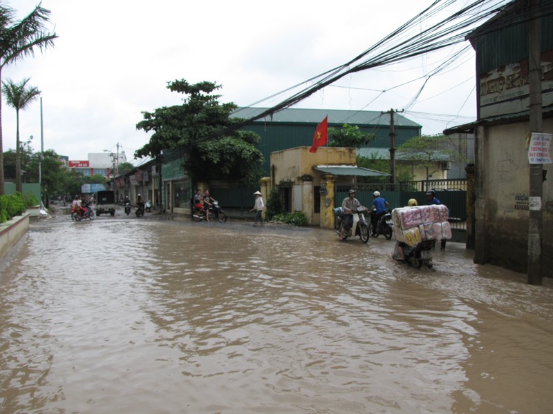 Trời nắng, đường Hà Nội vẫn ngập nửa mét nước