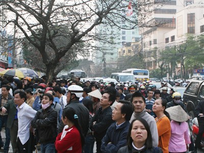 Rất đông người dân hiếu kỳ kéo đến hiện trường, giao thông trên phố Huỳnh Thúc Kháng tắc nghẽn Ảnh: Minh Đức