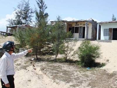 Hàng loạt căn nhà xuống cấp nhưng không được sửa chữa vì nằm trong diện quy hoạch, dự án tại xã Điện Dương Ảnh: Nguyễn Huy