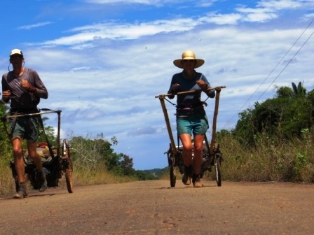 Cặp đôi kéo xe đi bộ 10.300 km xuyên Nam Mỹ