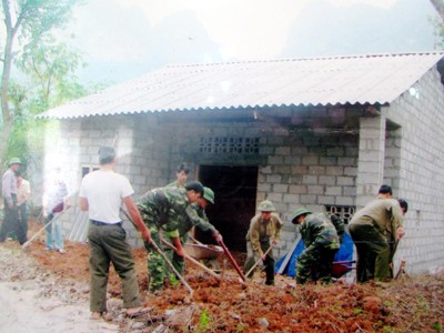 Chiến sĩ trẻ Đồn Biên phòng 87 giúp dân làm nhà, mở đường