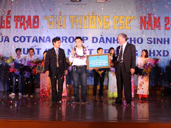 Sinh viên Lê Thái Hòa nhận “giải thưởng CSC 2011”