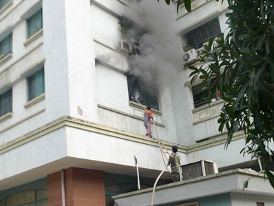 Cháy căn hộ, chủ nhà ngất xỉu vì ngạt khói