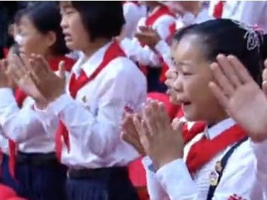 Các em thiếu nhi vừa vỗ tay vừa khóc khi gặp lãnh đạo Kim Jong Un