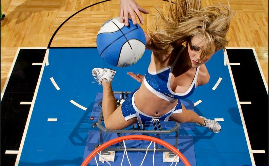 Kiều nữ chơi bóng rổ